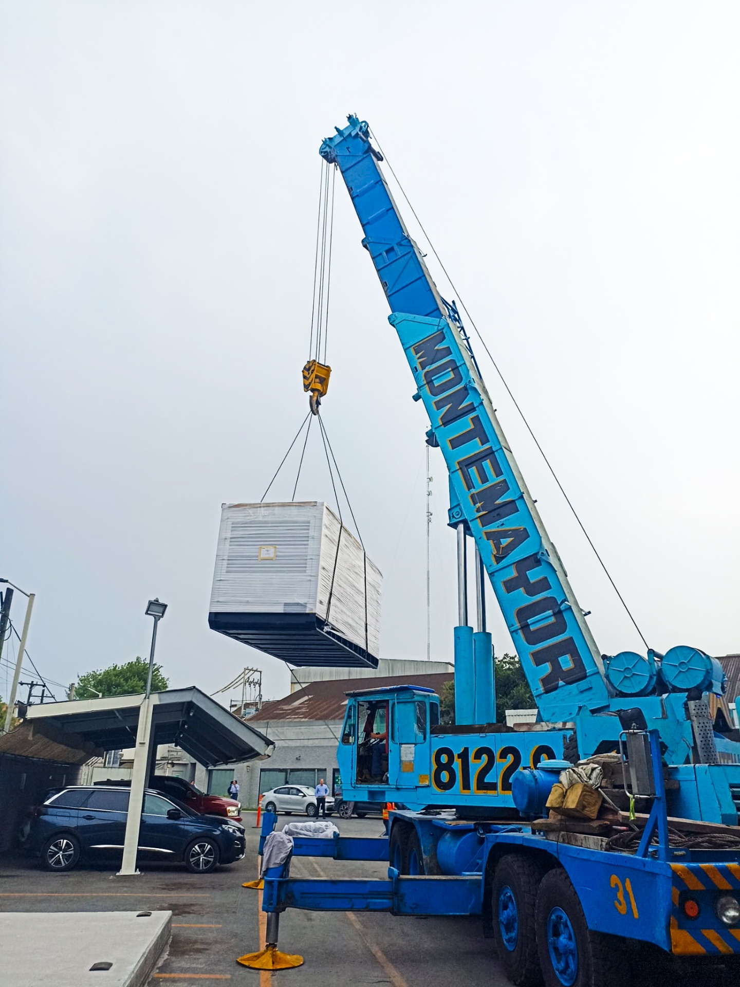 Grúa Montemayor elevando equipo industrial en Monterrey