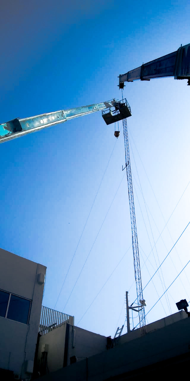 Renta de grúa hidráulica para instalación de aire acondicionado en azotea en Monterrey