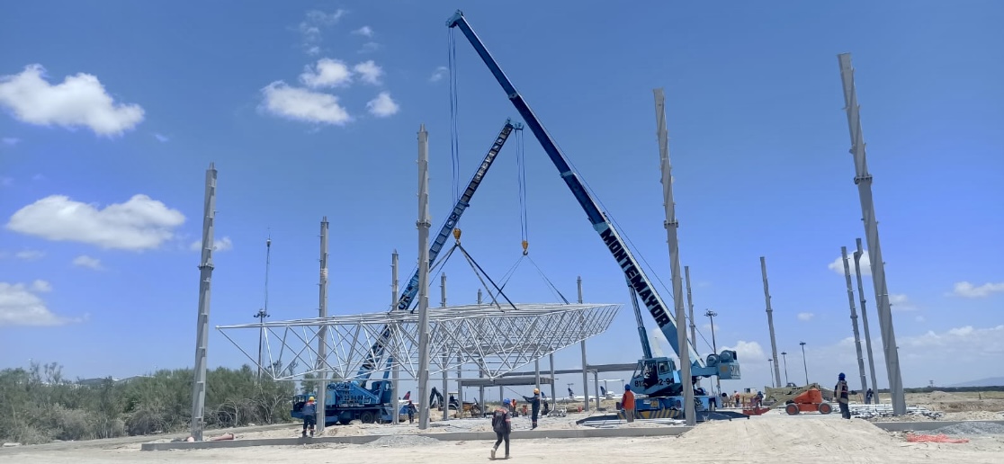 Grúa Montemayor montando estructura metálica de gran escala en obra industrial